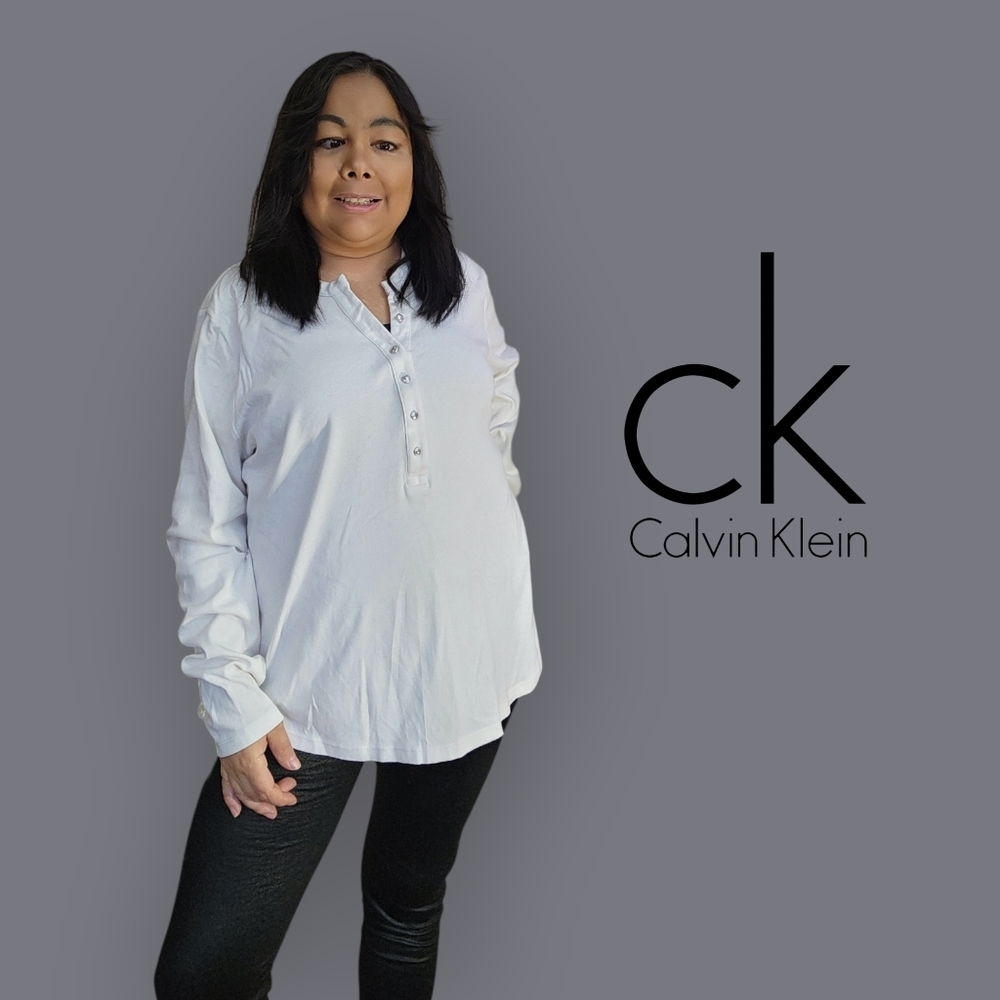 Calvin Klein Women's Size Extra Large White Shirts With Buttons On Collar.
